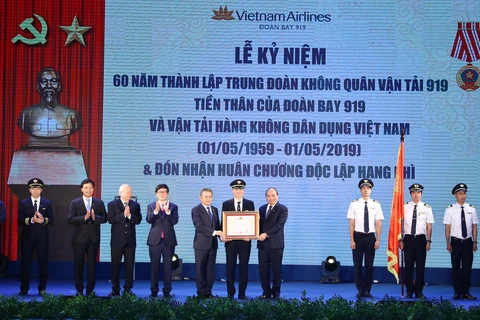 PM hopes Vietnam Airlines to become 5-star airline soon