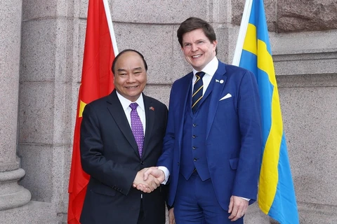 PM Nguyen Xuan Phuc meets Swedish parliament speaker 