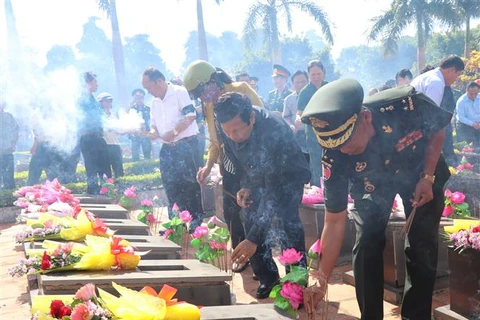 Remains of volunteer Vietnamese soldiers in Cambodia return home