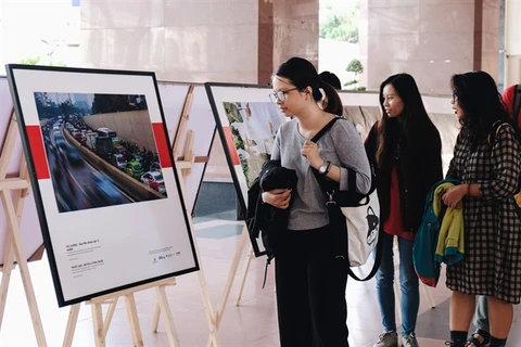 Photo exhibitions on air pollution tour universities in HCM City
