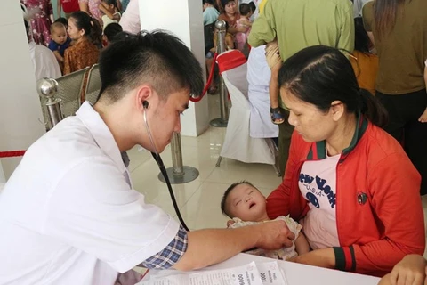 Children in Nghe An get free heart disease screening
