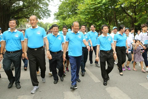 Thousands join walk to convey health messages