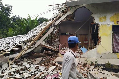 7.5-magnitude earthquake hits Indonesia