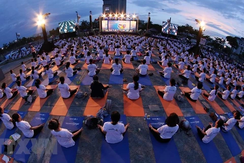 Over 1,200 people join yoga performance in Da Nang city 