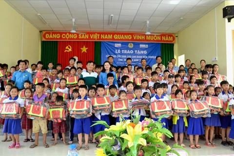 Lifebuoys designed like schoolbags presented to An Giang students