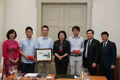 Vice President receives Vietnamese intellectuals in Switzerland 