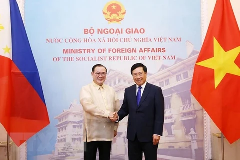 Vietnamese, Philippine foreign ministers hold talks 