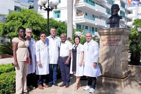 Cuban health experts work in Quang Binh province