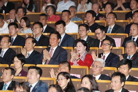 Top legislator attends art performance honouring Vietnam-China ties