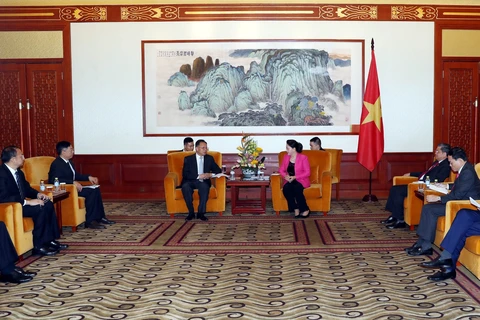 Top legislator meets Chinese businesspeople in Beijing 