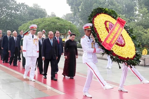 Leaders pay tribute to martyrs, President Ho Chi Minh
