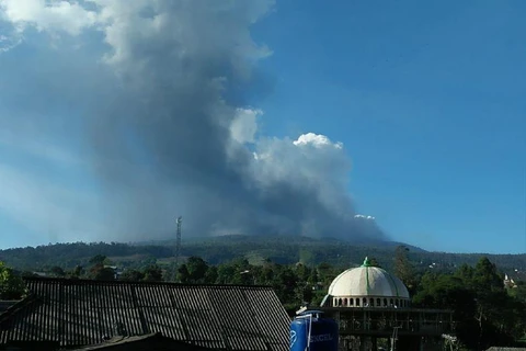 Indonesia: volcano erupts near Bandung city