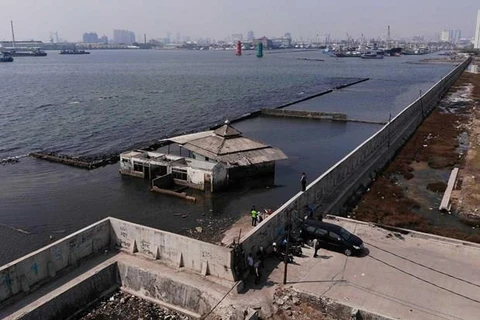 Indonesia considers building giant sea wall