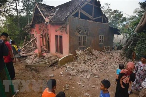 Five killed in 6.9-magnitude quake in Indonesia 
