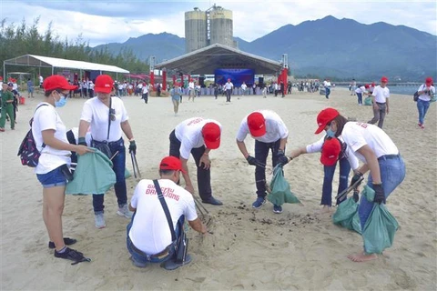 Over 800 volunteers join hands in cleaning Da Nang beach