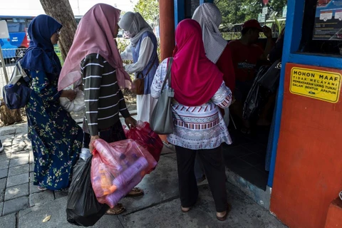 Indonesia applies plastic-waste-for-bus-ride solution