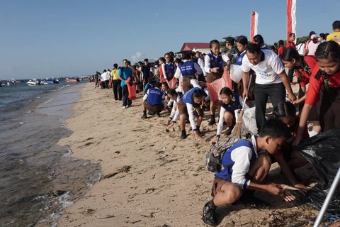 Thousands of Indonesians join beach cleaning activities