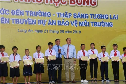 120 scholarships presented to poor students in Long An 