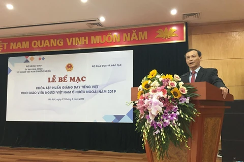 Training course for Vietnamese language teachers closes