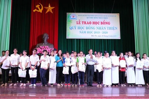 Poor students in Ben Tre province receive scholarships