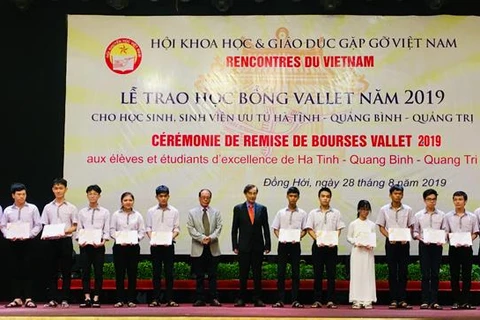 Vallet scholarships presented to excellent students in central provinces