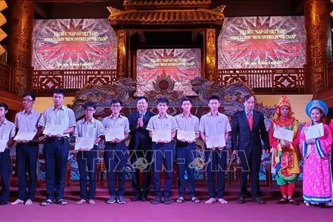 Vallet scholarships presented to Thua Thien-Hue students 