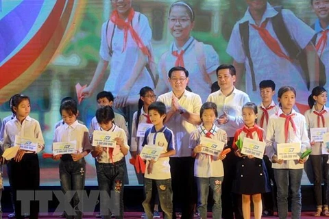 Deputy PM hands relief to needy students in Thai Binh
