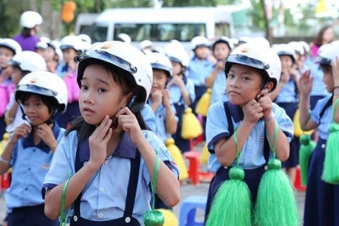 Honda Vietnam to present over 176,000 helmets to Hanoi school children