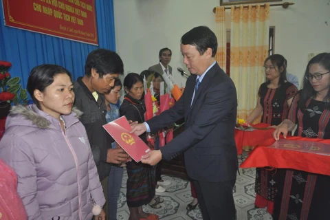 Thua Thien-Hue: Nine Laotians receive Vietnamese nationality