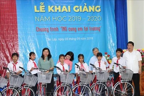 Vietnamese students get gifts on new school year