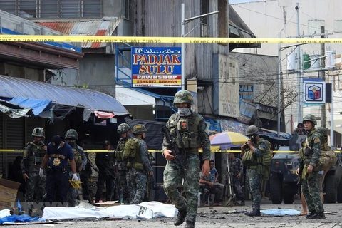 Philippines: Suicide bomber killed outside army base
