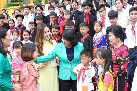 Vice President hosts disadvantaged youths with outstanding achievement