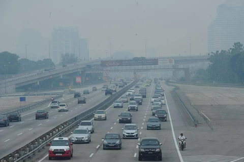 Malaysia closes hundreds of schools as haze hits unhealthy level