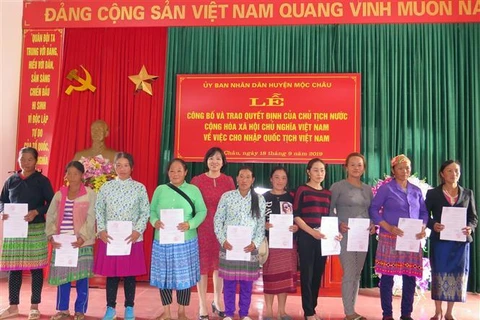 Lao nationals in Son La granted Vietnamese citizenship