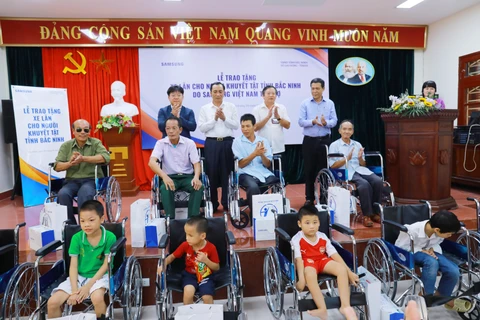 More wheelchairs to disabled in Bac Ninh