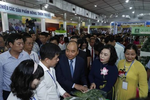 PM Nguyen Xuan Phuc inaugurates OCOP fair of Hanoi