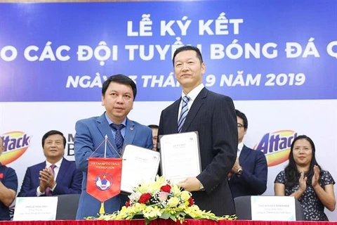 Kao Vietnam becomes sponsor of national football teams