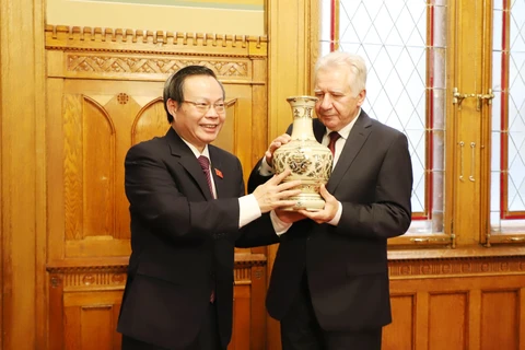 NA Vice Chairman Phung Quoc Hien visits Hungary