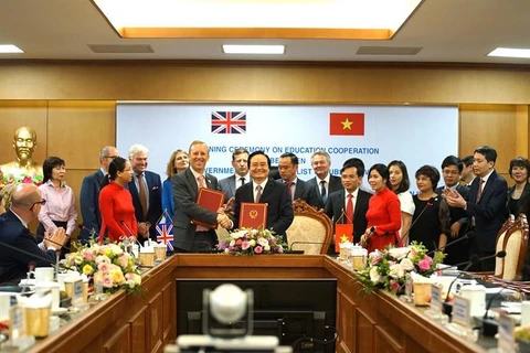 Vietnam, UK sign MoU on educational cooperation 