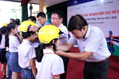 Over 2,000 helmets presented to Thai Nguyen’s pupils 