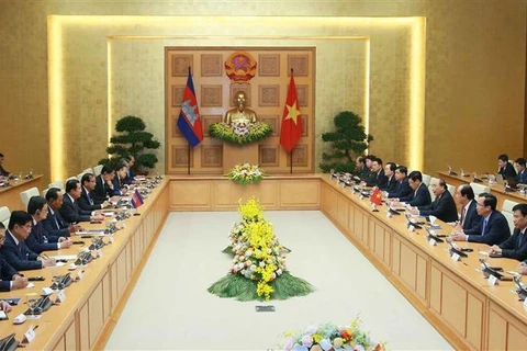 PM Nguyen Xuan Phuc holds talks with Cambodian PM Hun Sen