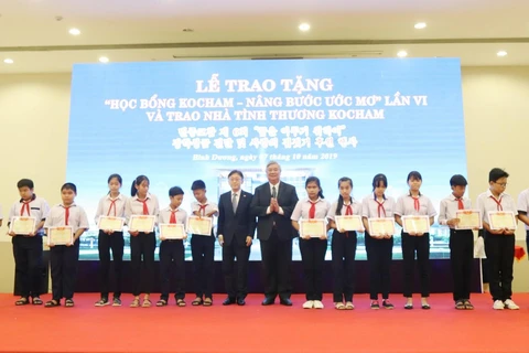 Scholarships presented to poor students in Binh Duong 