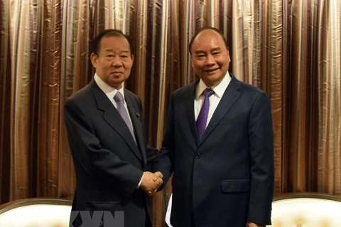 PM Nguyen Xuan Phuc receives Japanese LDP Secretary General