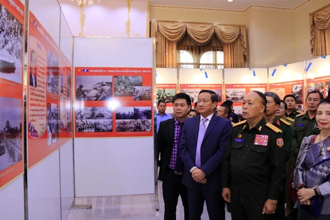 Photo exhibition on Vietnamese voluntary soldiers, experts in Laos