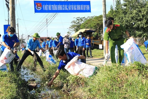 Vinh Long’s youths join hands to protect environment
