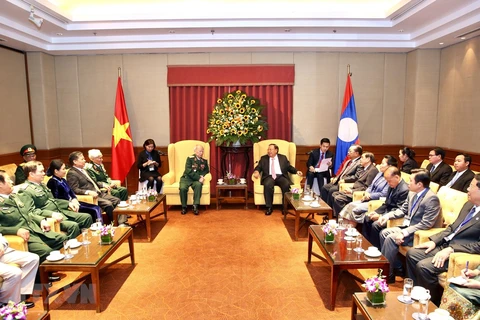 Lao Party-State leader meets former Vietnamese voluntary soldiers, experts