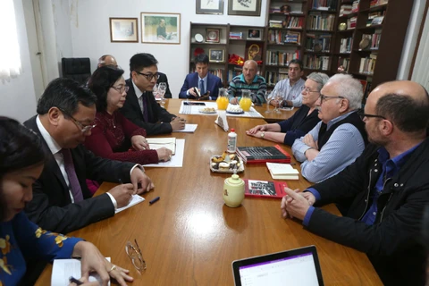 Hanoi officials visit Argentina, Peru 