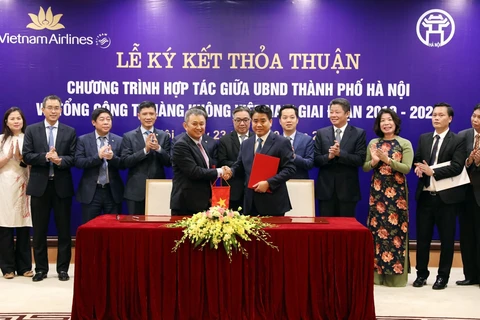 Hanoi, Vietnam Airlines sign cooperation agreement
