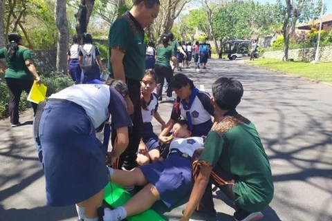 Hundreds of Indonesian students take part in tsunami drill