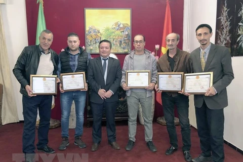 Vietnamese embassy honours Algerian filmmakers, reporters 